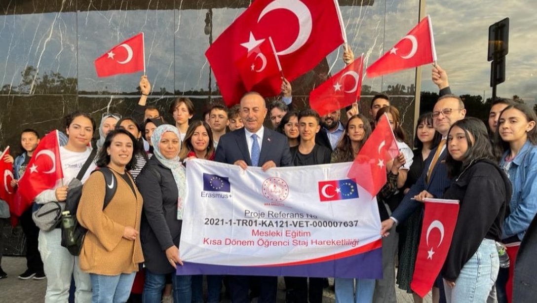 Karamanlı Öğrencilerden Bakan Çavuşoğluna Süpriz Ziyaret