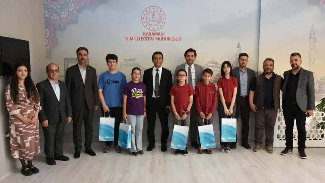 Genç Yetenekler İngilizceyle Sahne Aldı, İl Müdürü Çalışkan Başarılarını Ödüllendirdi